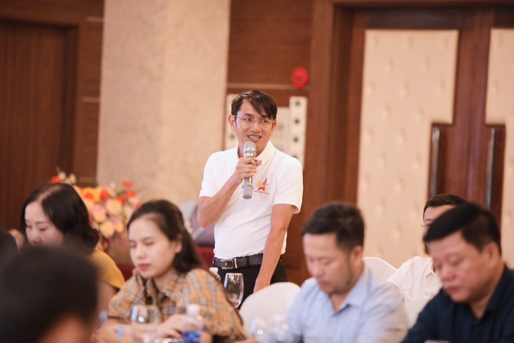 Ông Nguyễn Văn Hiếu, giám đốc Công ty bảo hộ lao động LASA phát biểu ý kiến trong buổi toạ đàm