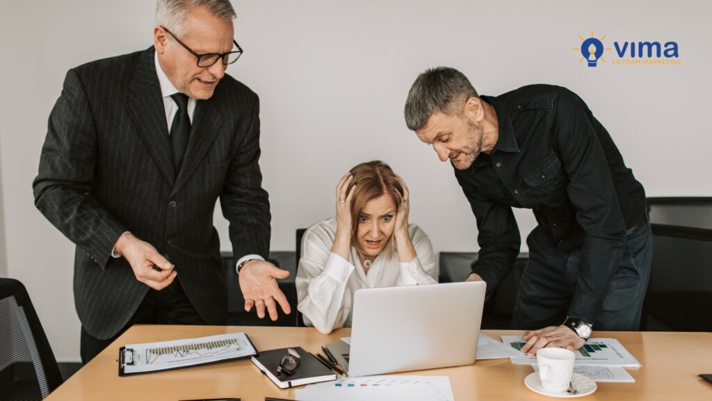 2025 bùng nổ khủng hoảng vì công nghệ, dư luận khắt khe và pháp lý siết chặt.